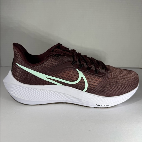 Nike Women's Maroon Sneakers with Mint Swoosh - Picture 2 of 9